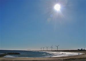 写真：春光(日川浜から海と海岸線、風量発電と太陽を写した風景写真)