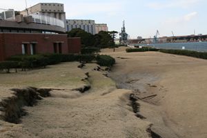 写真：鹿島港内で道路が一部陥没