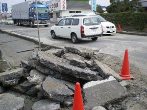 写真：歩道のコンクリートがめくれている様子