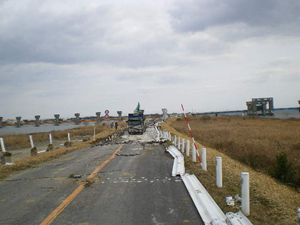 写真：道路が断裂している状態