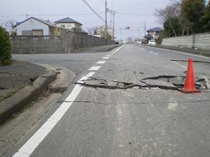 写真：交差点で道路が割れた様子