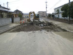 写真：道路が割れて通行止め