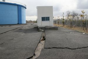 写真：鰐川配水場の被害・道路が割れた様子