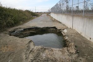 写真：鰐川配水場での道路陥没