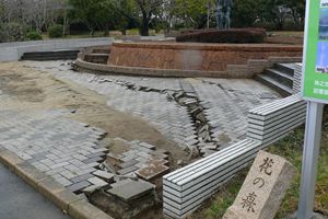 写真：噴水前道路の被害