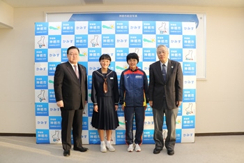 写真:記念撮影の様子