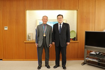 写真：石田市長と生田目さんとの記念撮影