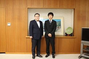写真：石田市長と平間さん