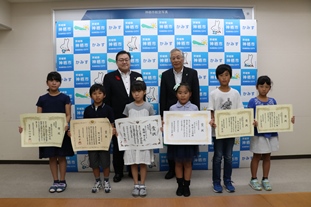 写真：石田市長、新橋教育長と子どもたち