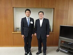 写真：石田市長と遠藤さんの記念撮影