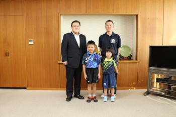 写真：石田市長を表敬した金田さん親子