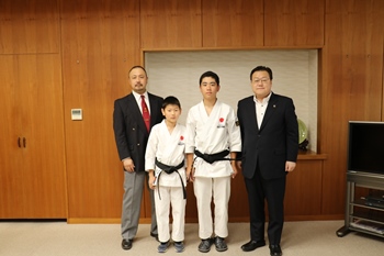 写真：石田市長を表敬した、西本くんと山口さん