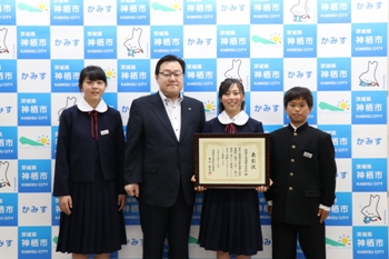 写真：石田市長と波崎第一中学校の生徒の皆さん