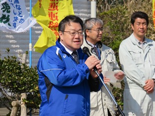 写真：風の強い中挨拶をする石田市長