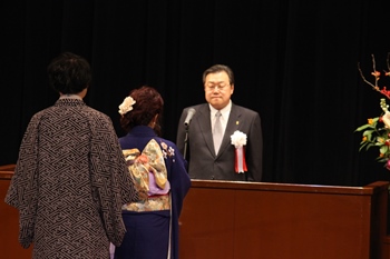 写真：新成人代表の言葉を聞く石田市長