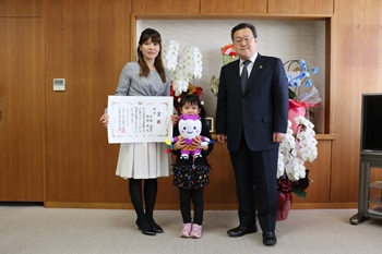 写真：佐藤さん親子と石田市長の記念撮影
