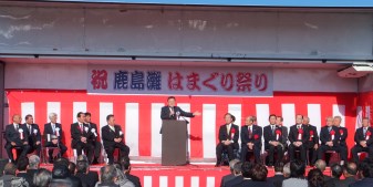 写真：壇上で挨拶をする石田市長