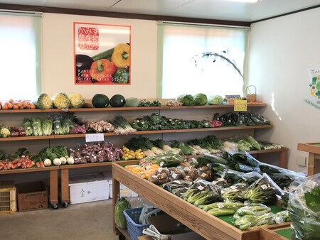 写真：かみす農産物直売所の店内に地元野菜が並んでいる様子