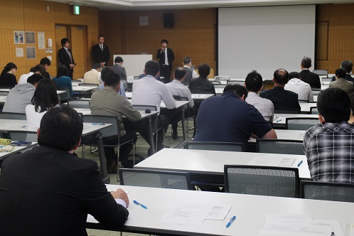 写真：報告会に参加している人々