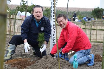 写真：植樹中