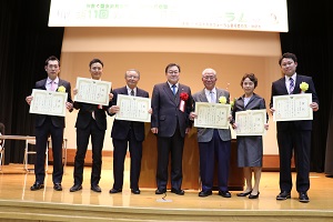 写真：市長と作品受賞者のみなさん