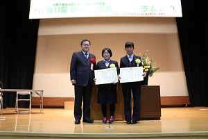 写真：石田市長と水戸ヤクルト販売株式会社神栖センターと波崎センターの代表者