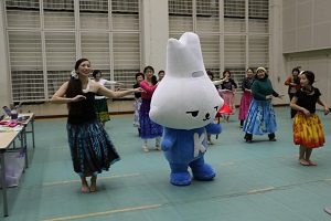 写真：フラダンス体験の様子