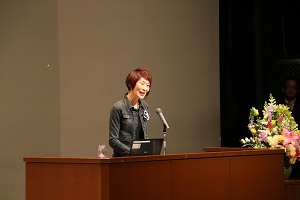 写真：壇上で講演中の浜内千波さん