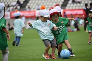 写真：幼稚園児がカシマサッカースタジアムでサッカーの試合をしている様子