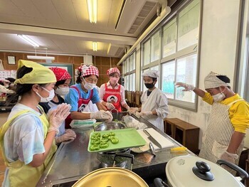 写真：波崎女性部が小学生にピーマンを使った料理を教えている様子