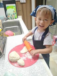写真：子どもがパン作りに挑戦している様子