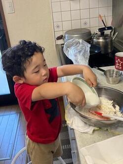 写真：子どもが一生懸命スコーンを作っている様子