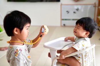 写真:お兄ちゃんが弟の写真を撮影している様子