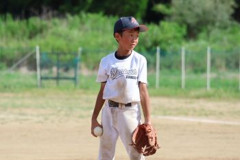 写真:夏の暑さに負けずに野球をする少年