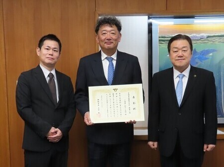 写真:2024年12月17日撮影の訪問者2名と市長