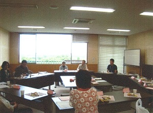 写真：情報交換会の様子