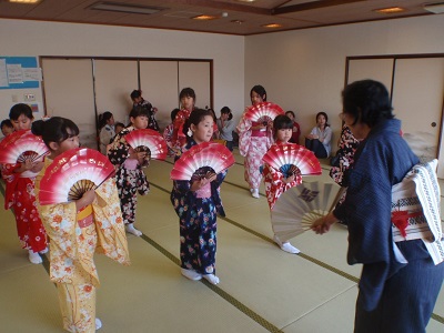 写真：日本舞踊を踊っている子どもたち