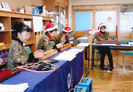 写真：福祉施設での訪問演奏の様子