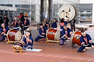 写真：文化センター前での演奏