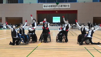 写真:大会でダンスを披露するメンバー