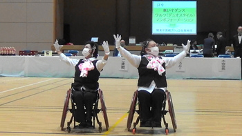 写真:ワルツを披露する二人