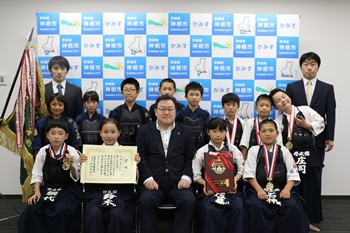 写真：石田市長と波崎修武館の皆さん