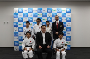 写真：石田市長と日本空手協会 神栖支部の皆さん