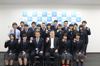 写真：石田市長と波崎柳川高等学校の卓球部・アーチェリー部・カヌー部の皆さん