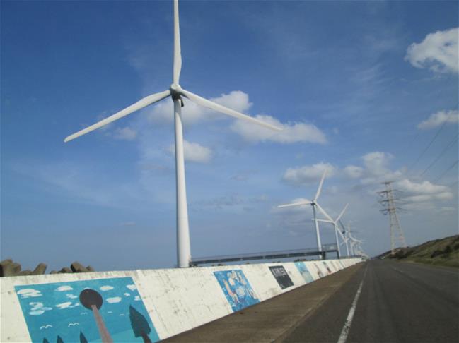 写真：1000人画廊と風力発電