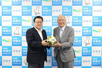 写真：石田市長と小倉純二さん