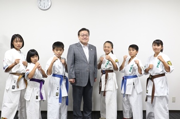 写真：石田市長と拳友会の皆さん