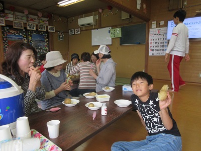 写真:じゃがいもを試食する参加者