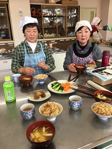 写真：味噌汁や漬け物などの試食