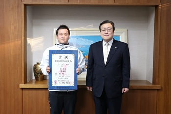 写真：市長と大阪彰茉さん